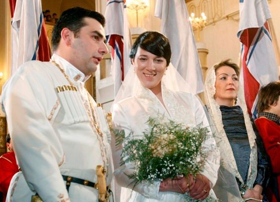 Davit Bagrationi Mukhran, současná hlava gruzinské královské rodiny, a princezna Anna Bagrationi Gruzinsky při svatebním obřadu před katedrálou Svaté trojice v Tbilisi.