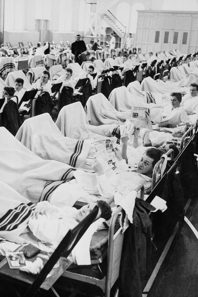 Dánští námořníci nakažení asijskou chřipkou v provizorní nemocnici v tělocvičně loděnice v Kodani, 12. října 1957.