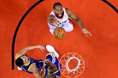 Toronto začalo finále NBA vítězně, Siakam potopil Golden State 32 body