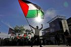 Muž s palestinskou vlajkou slaví uzavření dohody mezi Izraelem a Palestinci, kterou přivítali podporovatelé Palestinců po celém světě. Na snímku demonstrace v jihoafrickém Kapském Městě.