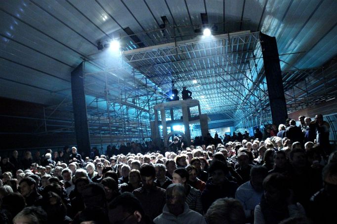 Koncert Orchestru Berg v rozestavěné stanici metra Petřiny.