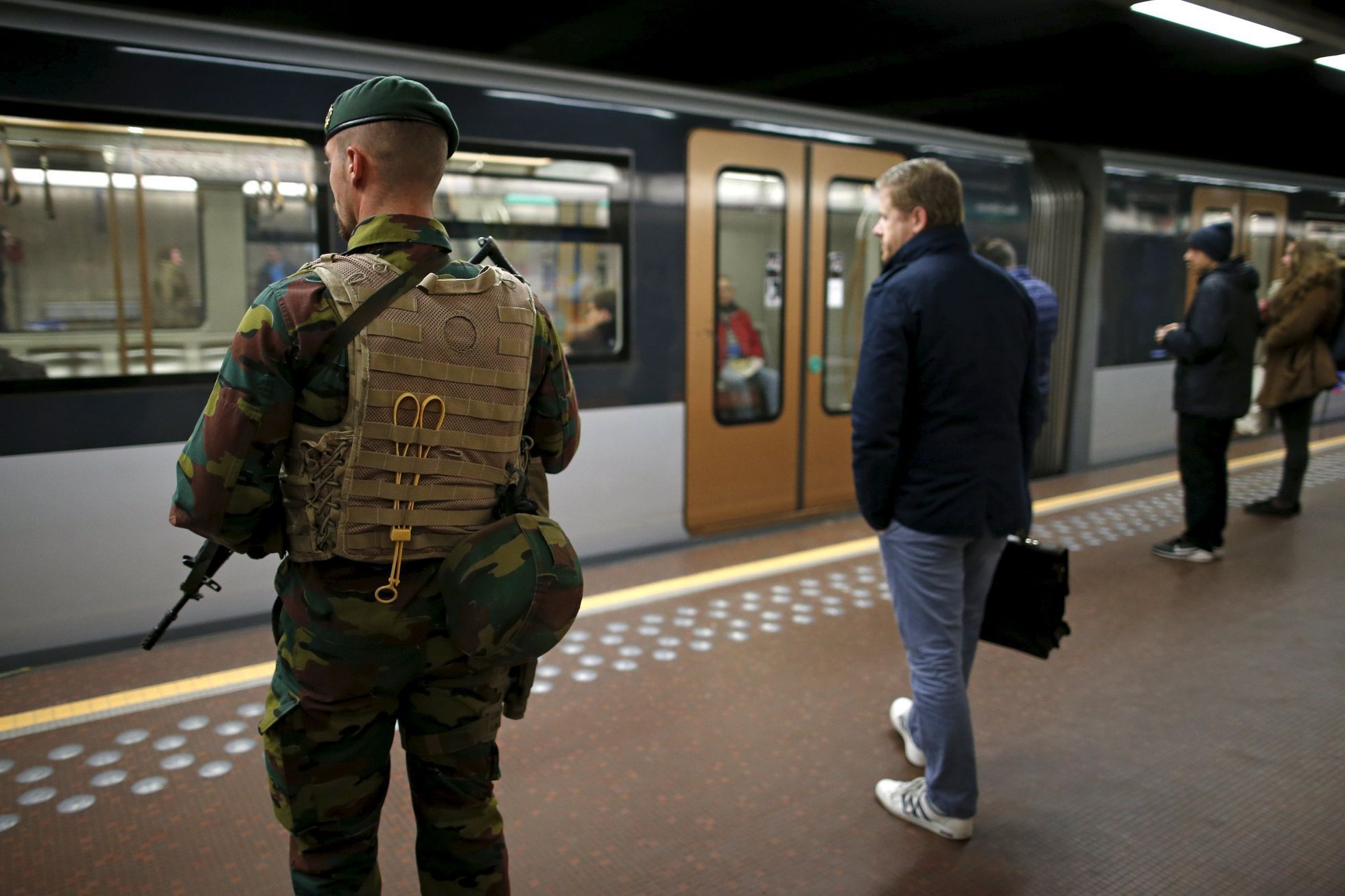 Vojáci ve vestibulu bruselského metra.