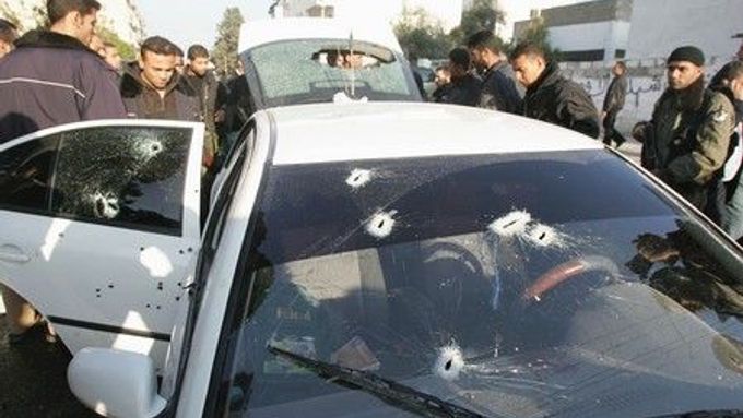 Prostřílené auto, které vezlo tři syny vysokého důstojníka palestinské tajné služby.