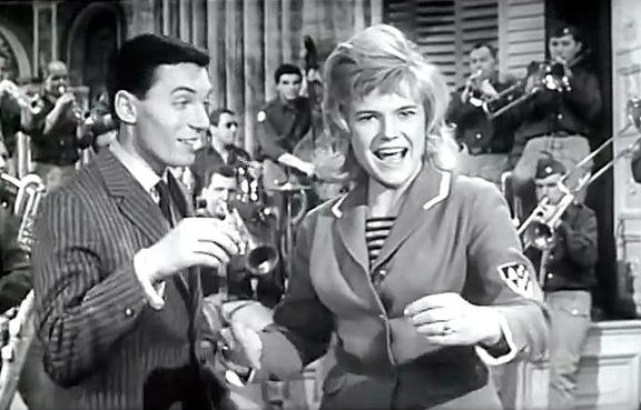 Karel Gott a Eva Pilarová zpívají duet Dotýkat se hvězd.