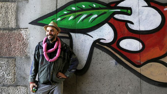 Italský street artový umělec Cibo sprejuje po nenávistných graffiti v ulicích Verony. Z rasistických symbolů dělá kulinářské pochoutky.