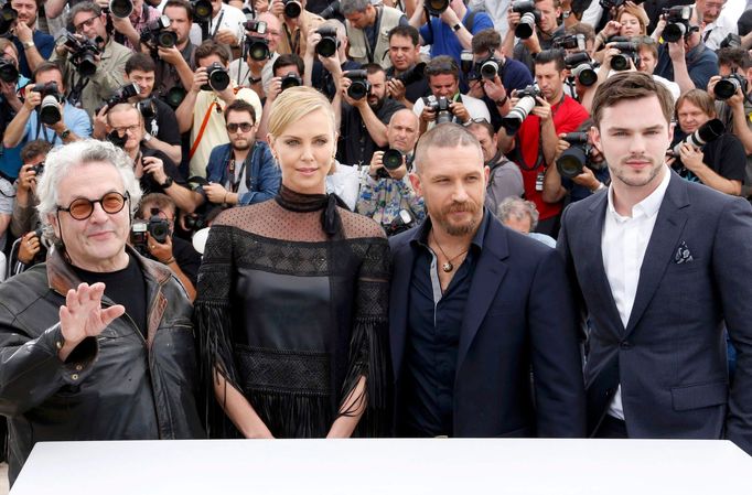 Zleva George Miller, Charlize Theron, Tom Hardy a Nicholas Hoult