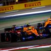 Lando Norris v McLarenu, Charles Leclerc ve Ferrari a Daniel Ricciardo v McLarenu ve Velké ceně Bahrajnu 2021