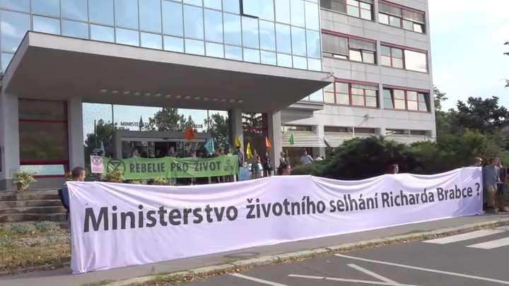 Živě: U ministerstva životního prostředí protestují aktivisté, čtyři jsou na střeše