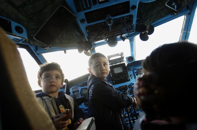 Children play in the cockpit of a plane at a kindergarten in the town of Rustavi some 25 km (15 miles) south of Tbilisi, October 31, 2012. The fully functional Soviet-era Yakovlev Yak-40 plane has been installed in the kindergarten courtyard and refurbished as a children's playground. REUTERS/David Mdzinarishvili (GEORGIA - Tags: EDUCATION SOCIETY TPX IMAGES OF THE DAY) Published: Říj. 31, 2012, 11:12 dop.