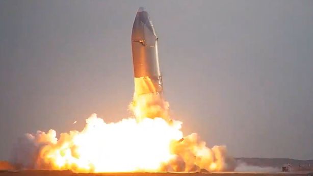 Zkušební let prototypu rakety Starship společnosti SpaceX podnikatele Elona Muska skončil na třetí pokus úspěšným přistáním. Pak ale došlo k výbuchu.