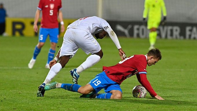 Tochi Chukwuani z Dánska a Matěj Jurásek z Česka v zápase kvalifikace ME 2025 fotbalistů do 21 let.