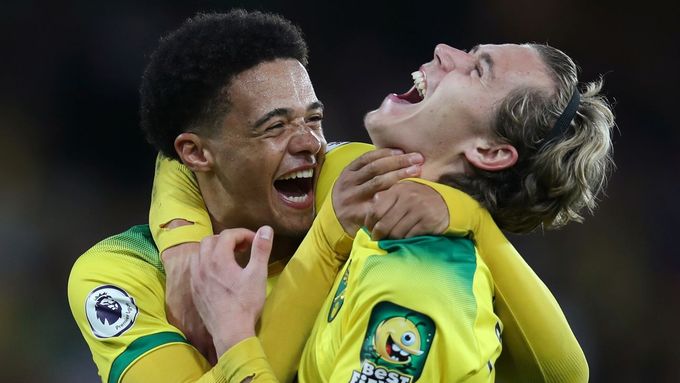Fotbalisté Norwiche Jamal Lewis a Todd Cantwell slaví senzační vítězství nad Manchesterem City