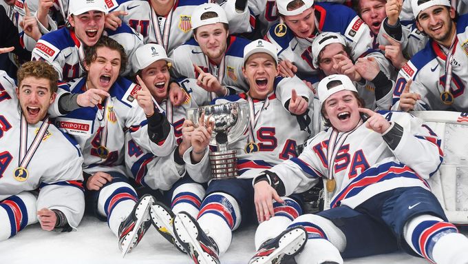 Vítězný tým USA s trofejí pro hokejové mistry světa hráčů do 20 let