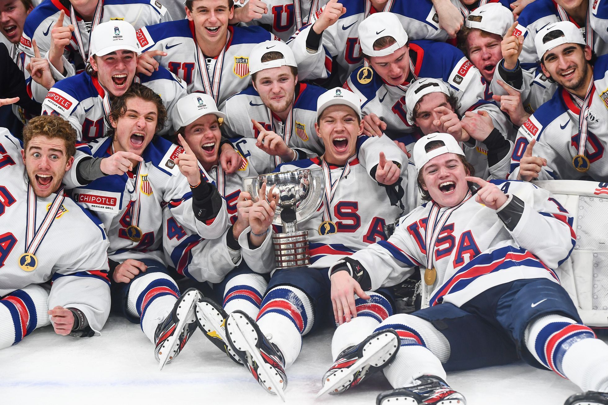 hokej, MS do 20 let, 2021, vítězný tým USA s trofejí