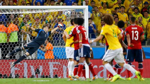 MS 2014, Brazílie-Kolumbie: David Luiz (4) dává gól Davidu Ospinovi