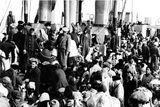 Korejští uprchlíci na palubě lodi SS Meredith Victory po evakuaci města Hungnam. Plavidlo při jediné misi pojalo 14 tisíc běženců.