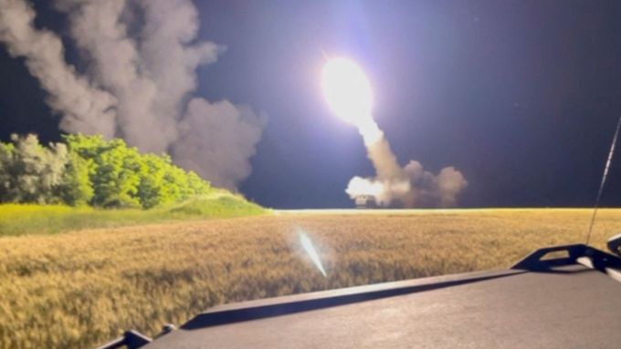 Americký raketomet HIMARS v akci na Ukrajině, ilustrační foto.