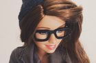 Hipster Barbie dobývá Instagram. Její ironický profil sleduje už přes milion lidí