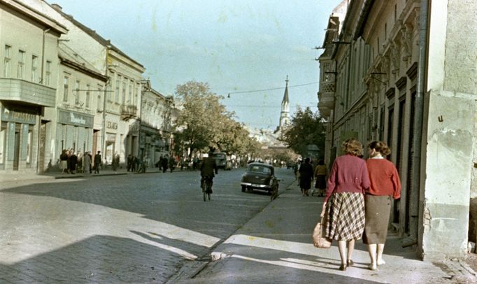 Záběr z ulice T. G. Masaryka ve městě Lučenec v Banskobystrickém kraji. Rok 1959