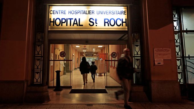 Vstup do Univerzitní nemocnice svatého Rocha v Nice, kde je hospitalizován Jules Bianchi.
