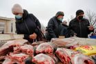 Lidé si prohlížejí ryby na tržišti ve města Makijivka, vzdáleném dvacet kilometrů od Doněcka. Makijivka leží na území ovládaném separatisty s podporou Moskvy.