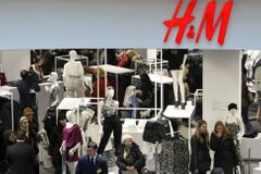 Čína brojí proti oděvní značce H&M. Vadí jí, že řetězec kritizuje nucené práce Ujgurů