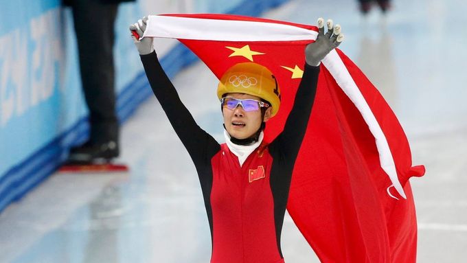 Li Ťien-žou slaví vítězství na olympijské pětistovce
