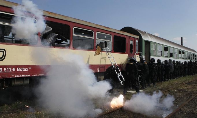 Policie nacvičuje v České Třebové zásah proti běsnícím fotbalovým fanouškům ve vlaku. Česká republika totiž bude jednou z hlavních tranzitních zemích při fotbalovém ME 2012 v Polsku a na Ukrajině.