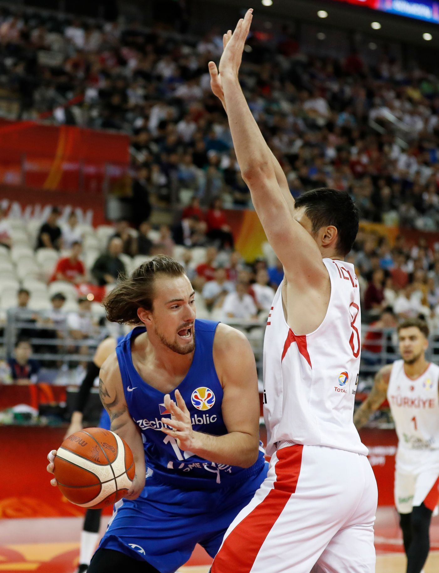 basketbal, MS 2019, Česko - Turecko, Ondřej Balvín (vlevo) se pokouší přelstít Ersana Ilyasova