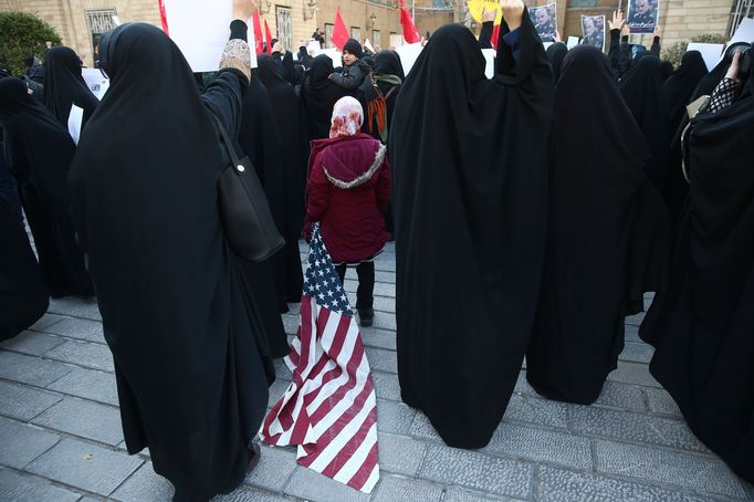 Iránská továrna ve městě Khomein, jihozápadně od hlavního města Teheránu, kde vyrábějí vlajky USA a Izraele, které se pak pálí na demonstracích.