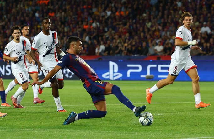 Ferran Torres skóruje v zápase LM Barcelona - PSG