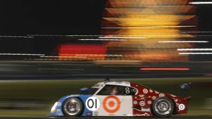 Juan Pablo Montoya za volantem vozu Lexus Riley v noční fázi závodu 24 hodin v Daytoně.