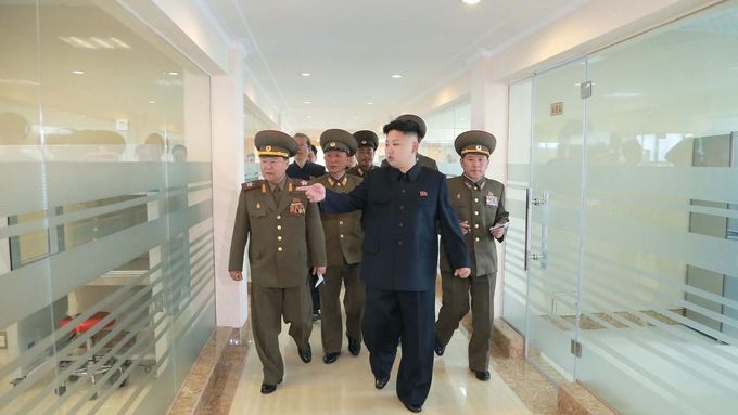Kim Čong-un na prohlídce Severokorejské akademie věd v Pchjongjangu.