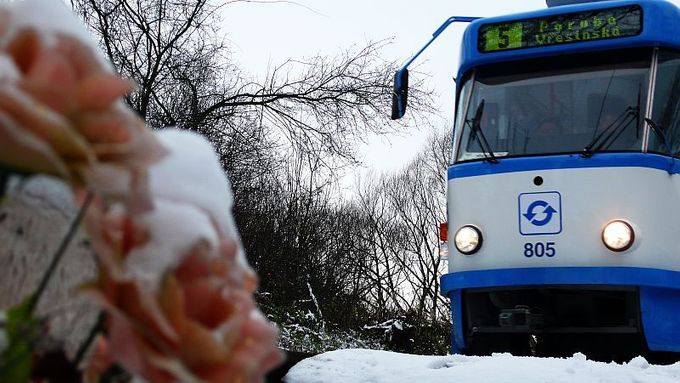 Linka číslo 5 projíždí kolem místa, kde umírali lidé. Zabezpečení trati je dodnes jen provizorní