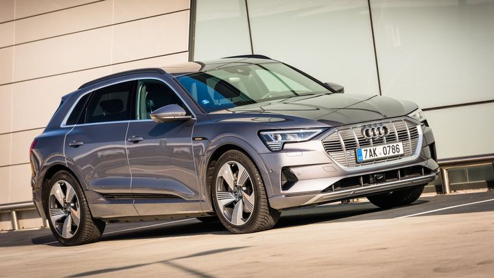 Přes 1600 elektrických Audi e-tron musí v USA do servisu. Může jim zatékat do baterie
