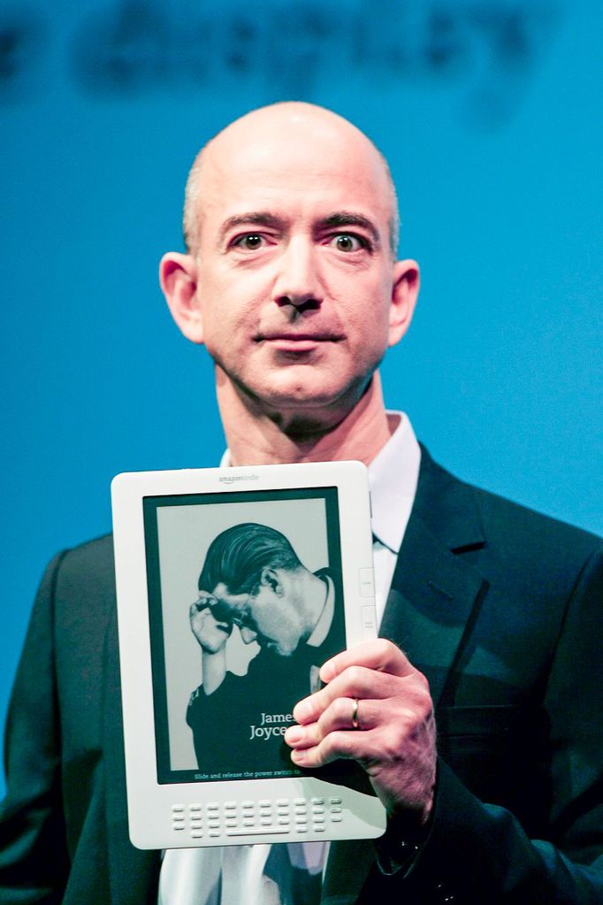 Jeff Bezos při představení elektronické čtečky knih Kindle DX v roce 2009.