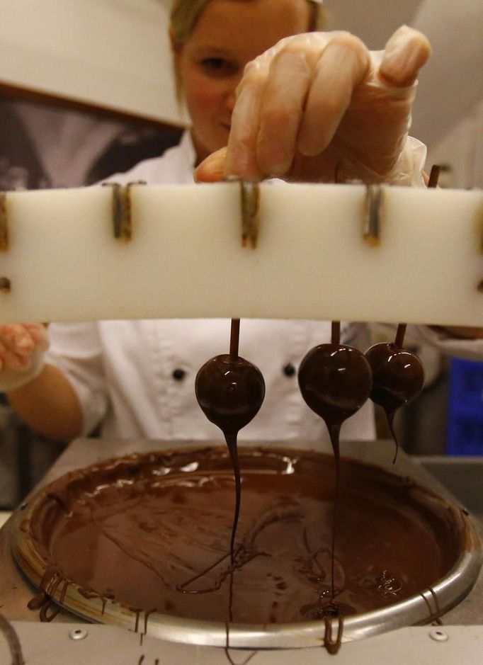 A confectioner produces original Salzburger Mozartkugeln pralines in the confectionery 'Fuerst' in the Austrian city of Salzburg October 19, 2012. The confectionery Fuerst invented the original Salzburger Mozartskugeln, named after the famous composer Wolfgang Amadeus Mozart, in 1884 and still produces 2.5 million Mozartskugeln pralines per year exclusively by hand. REUTERS/ (AUSTRIA - Tags: FOOD SOCIETY) Published: Říj. 19, 2012, 3:39 odp.