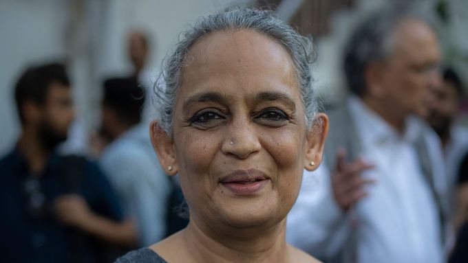 Spisovatelka Arundhati Roy na aktuálním snímku z protestu za svobodu médií v Indii.