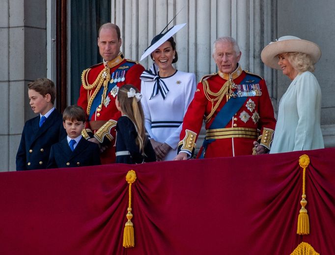 Britská princezna Kate se po skoro šesti měsících ukázala na veřejnosti, na snímku s dalšími členy královské rodiny na balkoně Buckinghamského paláce.