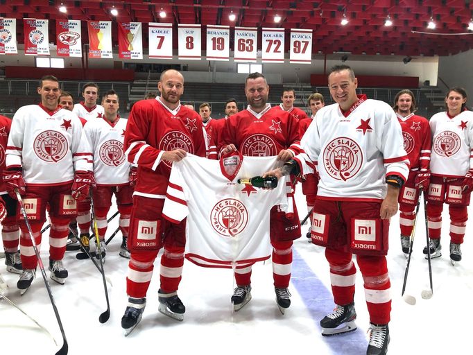 Zleva Marek Tomica, Jaroslav Bednář a Jan Novák při křtu nové identity klubu HC Slavia Praha.