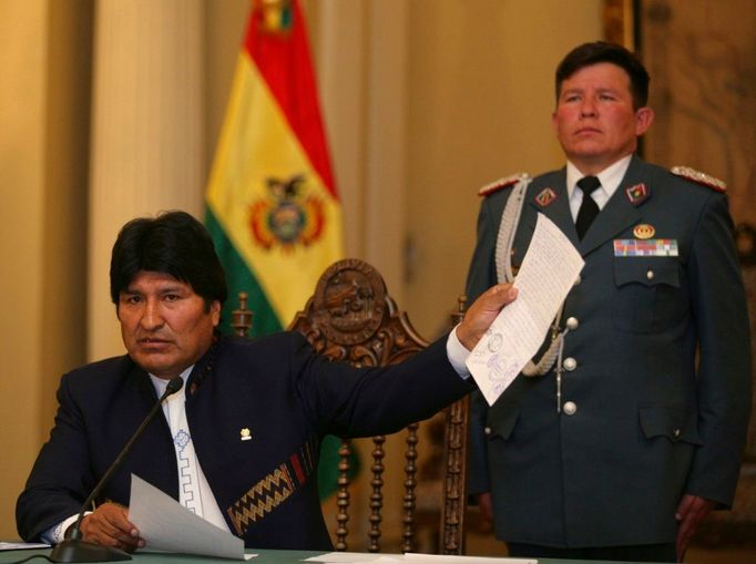 Prezident Evo Morales na tiskové konferenci o zásahu policie proti indiánům demonstrujícím proti stavbě dálnice přes jejich rezervaci Isiboro