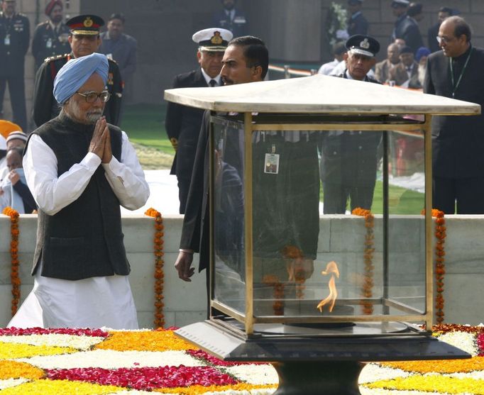 Indický premiér Manmohan Singh při šedesátiletém výročí Ghándího smrti.