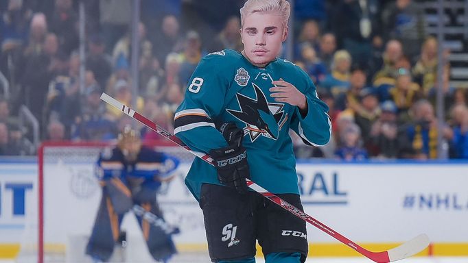 Tomáš Hertl v masce Justina Biebera.