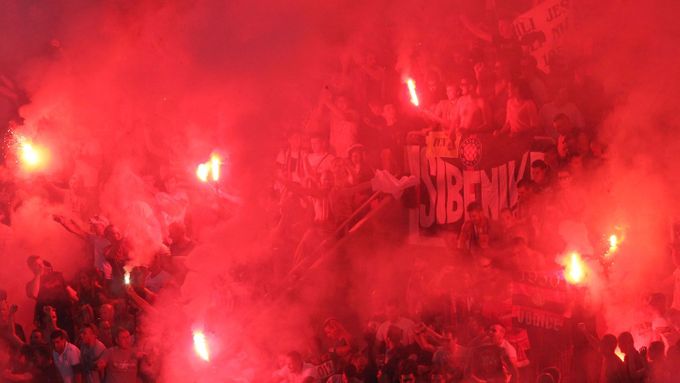 Fanoušci z kotle Slavie nejprve před zápasem vstoupili na hřiště legálně, v 75. minutě však následovali fandy Hajduku, a předčasně tím ukončili zápas.