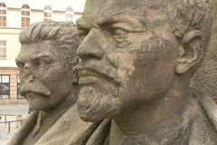 Na náměstí v Krakově čůrá zelený Lenin