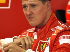 Sedminásobný mistr světa Michael Schumacher se připravuje v Barceloně na test monopostu Ferrari. Do kokpitu formule jedna se vrítil po roce, na konci minulé sezony ohlásil konec závodní kariéry.
