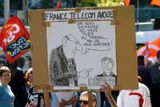 Demonstrace v Lyonu: "France Telecom uznává: chceme, abys pracoval do smrti, ne abys páchal sebevraždu."