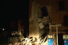 Střední Itálii zasáhla dvě silná zemětřesení. Zraněny byly desítky lidí, otřesy byly cítit až v Římě