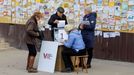 Přenosná volební urna v Mariupolu.