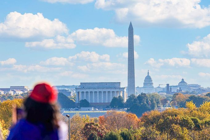 Pohled na panorama Washingtonu D.C. s Kapitolem, Washingtonovým monumentem a Lincolnovým památníkem, USA. Listopad 2024